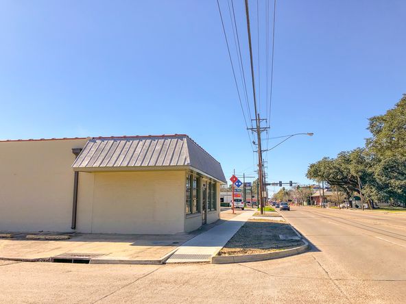 Unique Corner Building on Government Street in Mid City: 2882 Government St, Baton Rouge, LA 70806